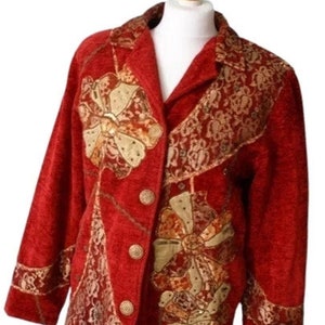 Könnte beinhalten: Eine rote Samtjacke mit goldener und brauner Blumenstickerei. Die Jacke hat einen Knopfverschluss und lange Ärmel.