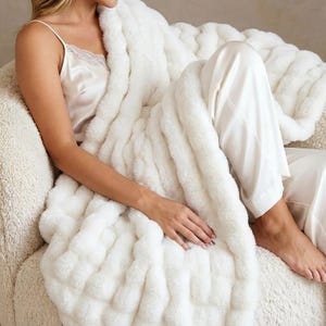 Netbors Luxurious Faux Rabbit Fur Bubble Throw Blanket 60"x70" Gift Packaging