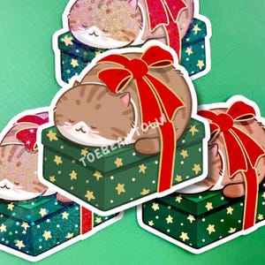 Autocollant mignon de chat de Noël | Emballage cadeau avec noeud rouge | Sticker holographique pour bouteille d'eau pour ordinateur portable en vinyle brillant | Cadeau de Noël pour les amoureux des chats
