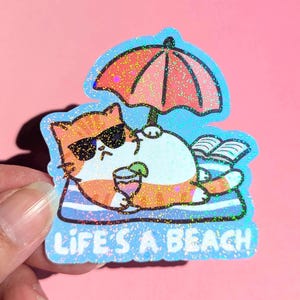 Adesivo olografico con gatto soriano zenzero "Life's A Beach Summer" / Gatto colorato e rilassante / Gatto carino e divertente / Regalo per gli amanti dei gatti