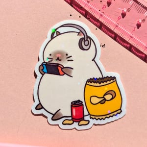 Sticker chat mignon | autocollant drôle de chat | chat jouant à des jeux qui mangent de la malbouffe | Sticker holographique brillant | cadeau pour amoureux des chats, enfants, enfants