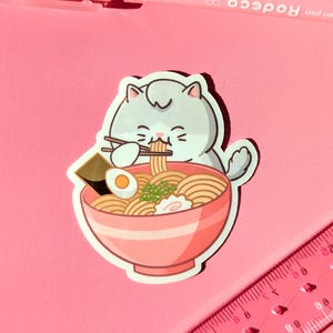 Autocollant drôle mignon de chat | Nouilles ramen de cuisine asiatique | Sticker pour ordinateur portable en vinyle brillant holographique pour bouteille d'eau | Cadeau pour amoureux des chats