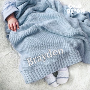 Aangepaste babynaam deken, gepersonaliseerde geborduurde deken, kinderwagendeken, babyshowercadeau, pasgeboren babycadeau, gepersonaliseerde naamdeken afbeelding 1