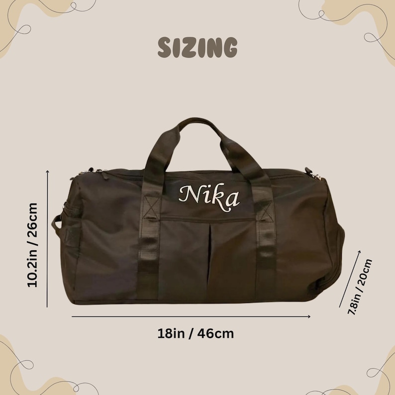 May include: Black duffel bag with the name "Nika" in white script. The bag is 46cm long, 26cm high, and 20cm wide. The word "SIZING" is at the top.