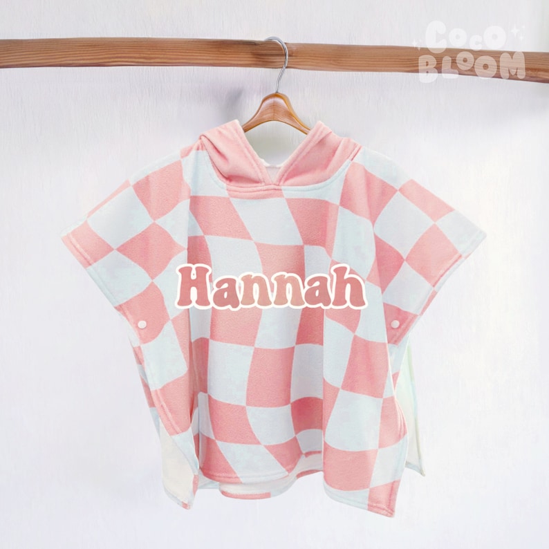 Peut inclure: Serviette &agrave; capuche &agrave; carreaux rose et blanc avec le nom "Hannah" brod&eacute; sur le devant.