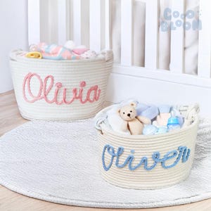 Personalisierter Babynamenkorb, personalisierter Babypartygeschenkkorb, Kinderspielzeugkorb, besticktes Neugeborenengeschenk, Babynamengeschenk, Weihnachtsgeburtstag