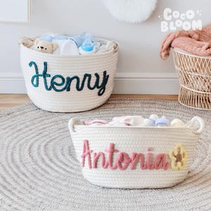 Personalisierter Babynamenkorb, Benutzerdefinierter Babypartygeschenkkorb, Kinderspielzeugkorb, gesticktes Neugeborenen Geschenk, Babynamengeschenk, Weihnachtsgeburtstag