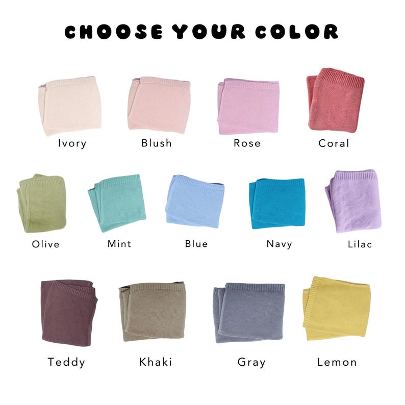 Op de afbeelding: Een selectie van gevouwen dekens in verschillende kleuren, waaronder ivoor, blush, roze, koraal, olijf, mint, blauw, marine, lila, teddy, kaki, grijs en citroen. De tekst "CHOOSE YOUR COLOR" staat bovenaan.