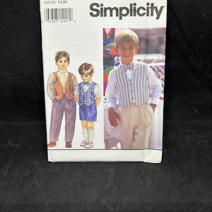 Può includere: Una busta per cartamodello Simplicity, numero 8831, taglia BB 5,6,6X. Il fronte presenta illustrazioni e una fotografia di bambini che indossano gilet, pantaloni, pantaloncini e papillon. Il testo include il marchio Simplicity e il numero.