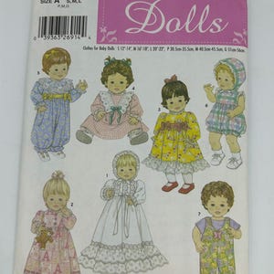 Puede incluir: Un sobre de patrón de costura Simplicity 5419 para ropa de muñecas en tallas S, M y L. El frente presenta ilustraciones de siete muñecas con varios atuendos, incluyendo vestidos, peleles y un camisón, con texto que indica tallas de 30,5-56 cm.