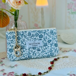 Handgemachte blaue Rose Schlüsselanhänger Tasche - Gesteppter Geldbeutel mit Reißverschluss, weiß und dunkelblau Blumendruck, kleine Tasche, Geschenk für Sie, süßes Accessoire