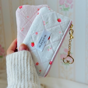 Monedero acolchado con cremallera hecho a mano: pequeño neceser de maquillaje con forma de fresa, bonito tarjetero, llavero para guardar dinero en efectivo, cambio, recibos y pintalabios.