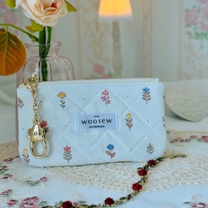 Monedero con cremallera acolchado hecho a mano - Lindo neceser con diseño floral, tarjetero y llavero - Regalo de cumpleaños para ella