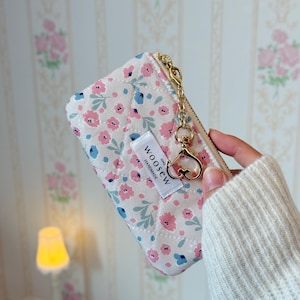 Gesteppte florale Schlüsselanhänger-Brieftasche - Handgemachte Münztasche, winzige Make-up-Tasche, niedlicher Kartenhalter für Bargeld, Kleingeld, Quittungen, Lippenstift