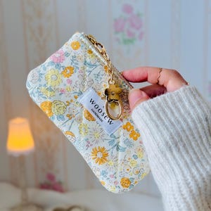 Tarjetero acolchado hecho a mano, monedero con cremallera, pequeño neceser floral para maquillaje, bonito llavero para guardar dinero en efectivo, cambio, recibos y pintalabios.