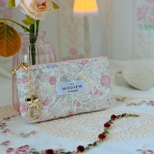 Bolsa de chaveiro floral - Porta-moedas acolchoado feito à mão, bolsa rosa pastel, bolsa de maquiagem pequena e fofa com chaveiro dourado, presente para ela