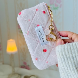 Mini bolsa de maquillaje con diseño floral de fresa rosa: monedero con cremallera acolchado hecho a mano, lindo tarjetero, llavero para efectivo y cambio