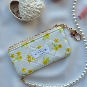 Porta-chaves floral acolchoado feito à mão: bolsa de algodão com zíper