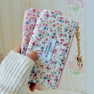 Gesteppter Blumen Geldbeutel - Handgemachter Geldbeutel, kleiner Geldbeutel, kleiner Geldbeutel, Kartenhalter für Münzen - Rosa und Blau geblümt