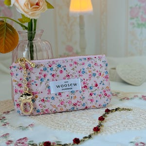 Handgemachte rosa geblümte Schlüsselanhänger Tasche - Vintage gesteppter Reißverschluss-Geldbörse, kleine Make-up-Tasche, floraler Accessoires-Organizer, süßes Geschenk für Sie