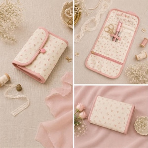 Pode incluir: Um kit de costura com estampa floral rosa e creme. O kit é fechado com um botão rosa. O kit aberto revela tesouras, agulhas e outros materiais de costura. O conjunto é de inspiração vintage e feminina, com uma paleta de cores suaves.