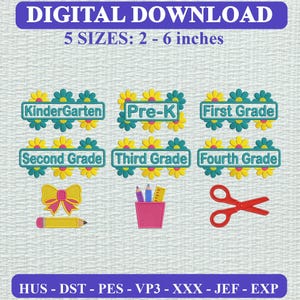 Könnte beinhalten: Ein digitales Stickmuster-Set zum Herunterladen mit sechs rechteckigen Etiketten mit dem Text Kindergarten, Pre-K, First Grade, Second Grade, Third Grade und Fourth Grade, umgeben von gelben und blaugrünen Blumen, sowie einer Schleife, einem Stift und einer Schere.