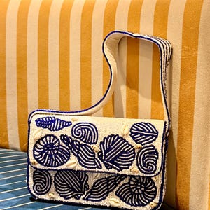 Bolso de mano bohemio con cuentas, conchas azules, hecho a mano