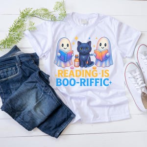 Reading Is Boo-Rific PNG Design, sublimation d'Halloween fantôme mignon et chat noir pour les amateurs de lecture, saison effrayante en téléchargement numérique
