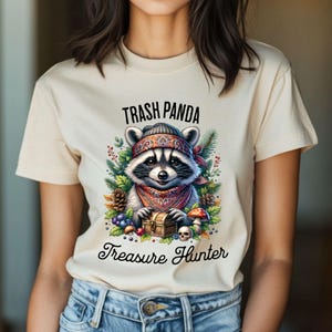 Trash Panda Treasure Hunter PNG, grappige wasbeer clipart met bandana en borst, bosrijke dieren sublimatie design, digitale downloadkunst