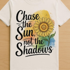 T-shirt "Insegui il sole, non le ombre" in formato PNG, grafica motivazionale a sublimazione, download digitale ispiratore per app con mentalità positiva