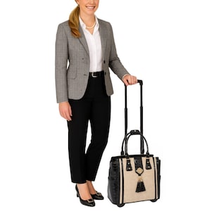 Pu&ograve; includere: Un set di tre tazze in ceramica con finitura opaca e macchiettata. Le tazze sono nei toni del crema, grigio chiaro e grigio scuro. Ogni tazza ha un design semplice e minimalista, perfetto per caff&egrave; o t&egrave;.