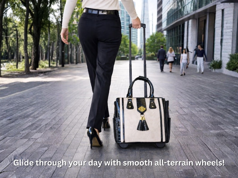 Pu&ograve; includere: Una borsa tote con ruote, con manico e ruote nere, viene trascinata lungo un vialetto pavimentato. La borsa &egrave; color crema con dettagli neri e un nappa decorativa. Il testo "Glide through your day with smooth all-terrain wheels!" &egrave; in basso.