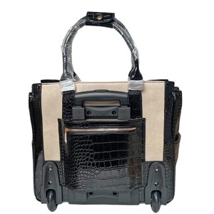 Pu&ograve; includere: Borsa tote con ruote nera e beige con un motivo strutturato a effetto coccodrillo sulla tasca anteriore e sui pannelli laterali. La borsa ha un manico retrattile, due ruote e un manico superiore. Ideale per i viaggi.