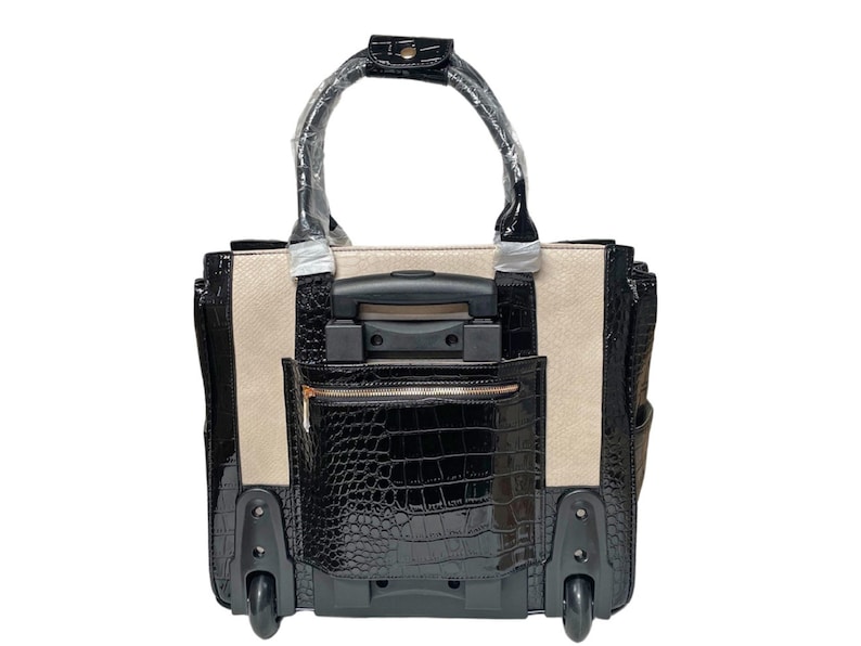 Pu&ograve; includere: Borsa tote con ruote nera e beige con un motivo strutturato a effetto coccodrillo sulla tasca anteriore e sui pannelli laterali. La borsa ha un manico retrattile, due ruote e un manico superiore. Ideale per i viaggi.