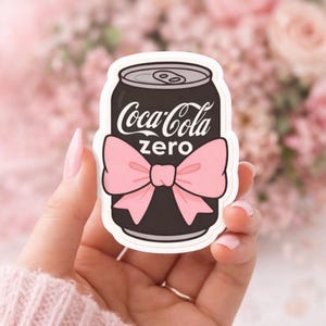 Girly Coke Zero Era Aufkleber | Pink Bow Soda Ästhetik | Süßer Coquette Drink Aufkleber | Trendiger Flaschen-/Laptop-Aufkleber