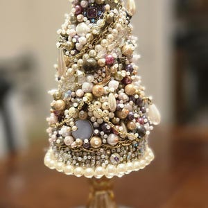 美しく手作りされ、デザインされ、装飾されたヴィンテージジュエリーと宝石のクリスマスツリー