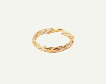 Anel empilhável em ouro 14k e prata de lei entrelaçados, anel de metais mistos, anel entrelaçado de prata e ouro, anel de corda em metais mistos.