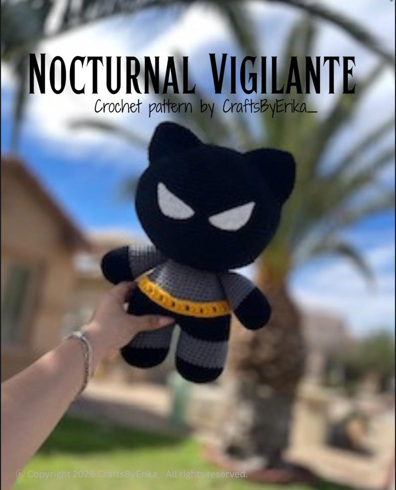 Puede incluir: Un juguete de ganchillo hecho a mano con forma de personaje de murci&eacute;lago negro con ojos blancos y un cintur&oacute;n amarillo. El texto "NOCTURNAL VIGILANTE" y "Crochet pattern by CraftsByErika_" se muestra en la parte superior de la imagen.