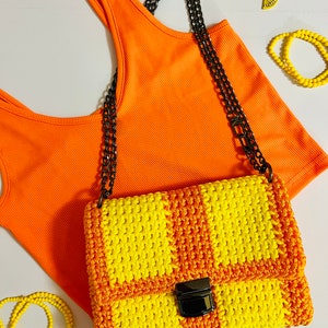 Bolso de mano de crochet hecho a mano en color naranja y amarillo con bloques ~ Cadena ajustable, hebilla cromada, estilo elegante de diseñador, bandolera o bolso de hombro para ella