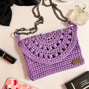 Bolso de mano morado de crochet hecho a mano ~ Bolso elegante, correa de cadena ajustable, bandolera, detalles cromados, estilo de diseñador, bolso elegante, regalo para ella