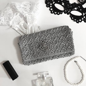 Cartera de mano gris metalizada de crochet hecha a mano ~ Bolso elegante, estilo de diseñador, bolso elegante, regalo para ella, asa de cadena plateada y rosa de diamantes de imitación