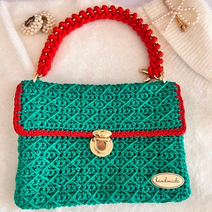 Bolso de crochet verde hecho a mano con contorno y asa en rojo ~ Bolso de noche elegante, estilo de diseñador, regalo para ella, tejido a mano, detalles dorados
