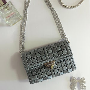 Bolso de crochet gris plateado hecho a mano ~ Bolso elegante, correa de cadena ajustable, hebilla de moda, estilo de diseñador, elegante, regalo para ella, forrado