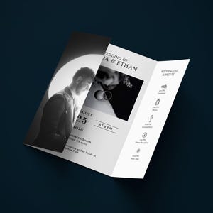 Puede incluir: Una invitación de boda en blanco y negro, plegada en tres partes, con una foto de una pareja y detalles de la boda. La invitación incluye los nombres "DA & ETHAN", la fecha "25 DE AGOSTO DE 2026" y un programa del día.