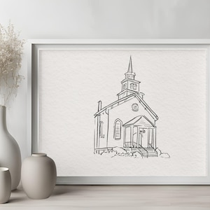 Op de afbeelding: Lijntekening van een kerkgebouw met een toren. De kerk heeft een eenvoudig ontwerp met een puntdak en een klein portaal. De tekening is in zwart-wit en op een witte achtergrond.