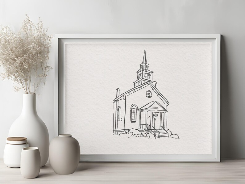 Op de afbeelding: Lijntekening van een kerkgebouw met een toren. De kerk heeft een eenvoudig ontwerp met een puntdak en een klein portaal. De tekening is in zwart-wit en op een witte achtergrond.