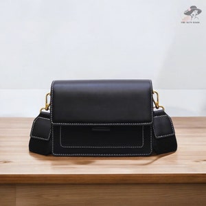 Joli sac à bandoulière en cuir avec chaîne en or, sac à main minimaliste, petit sac sous les bras, sac à main carré en cuir végétalien pour femme