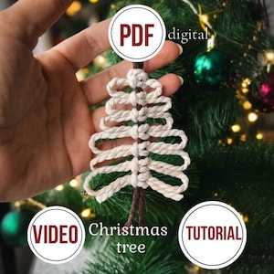 Puede incluir: Un adorno de árbol de Navidad de macramé hecho de cuerda color blanco hueso con un tallo central marrón. El diseño presenta bucles en capas que forman una forma triangular. La imagen incluye textos superpuestos PDF digital, VIDEO, TUTORIAL y Christmas tree.