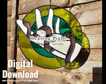 Puede incluir: Obra de arte circular de vidrieras que representa una mano haciendo el signo de la paz, con el texto "Healing Light" y "Art Glass". El diseño utiliza vidrio blanco, verde, morado y amarillo. También se ven las palabras "Digital Download".