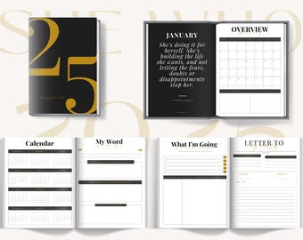 Puede incluir: Una agenda negra y dorada con el número 25 en la portada. La agenda tiene secciones para un calendario, una palabra para el año, lo que vas a hacer y una carta para ti mismo. El texto en la portada dice: "Ella lo está haciendo por ella misma. Está construyendo la vida que quiere, y no deja que los miedos, las dudas o las decepciones la detengan."